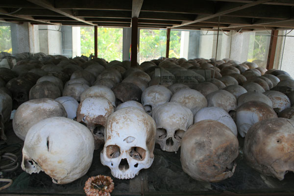 Schädel in der Pagode der Killing Fields bei Phnom Penh