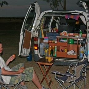 wicked camper australien abendessen kofferraum