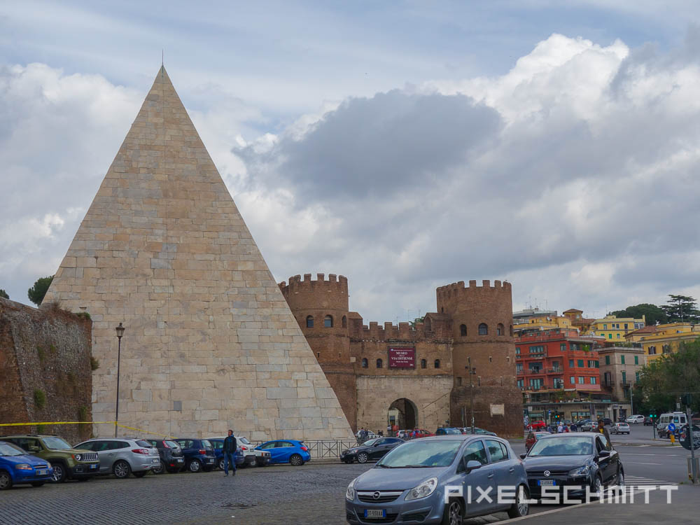 Sehenswürdigkeiten in Rom: Piazza Di Porta San Paolo (Pyramide)