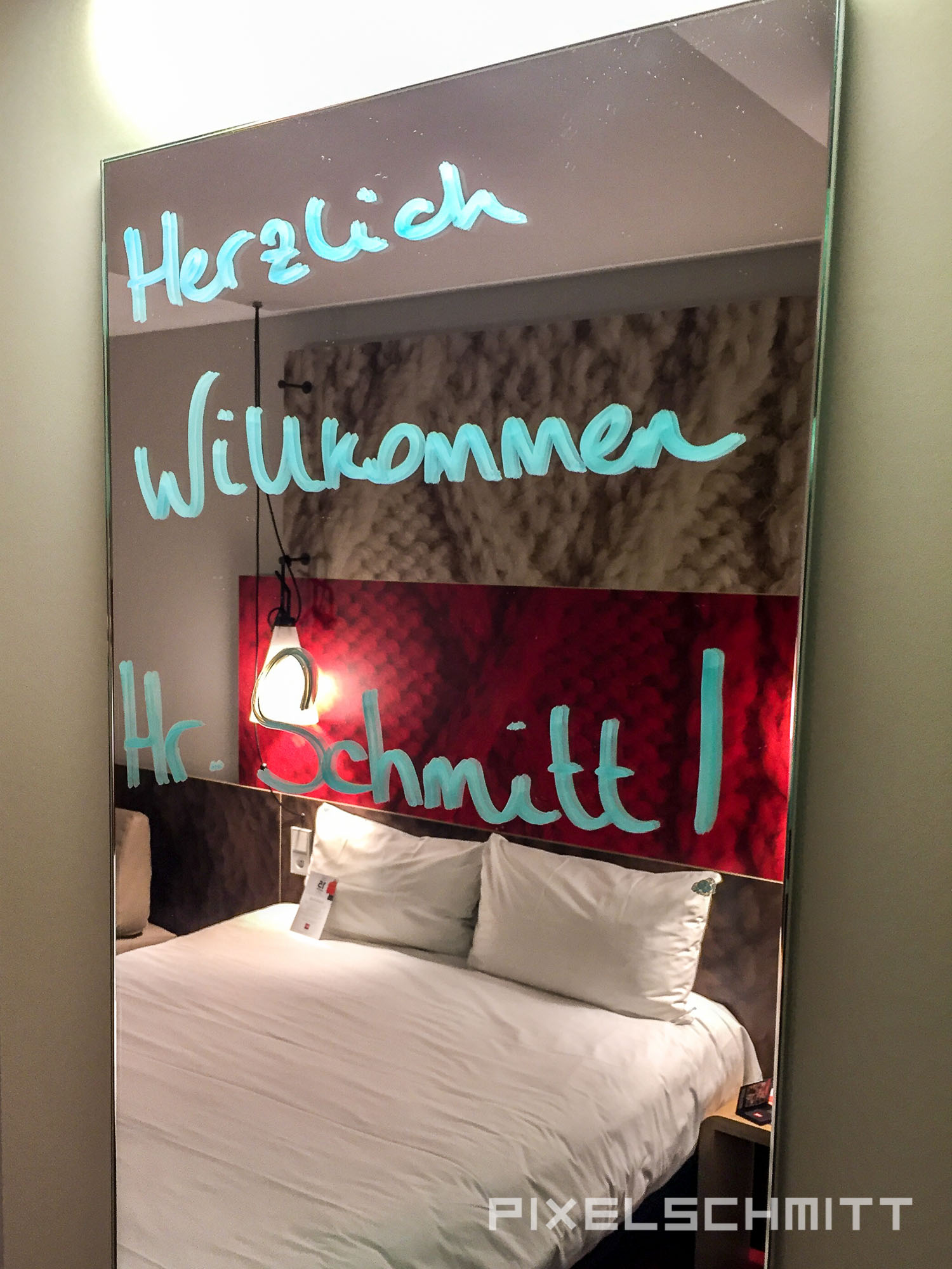 Nettes Hallo in unserem Hotel in Berlin
