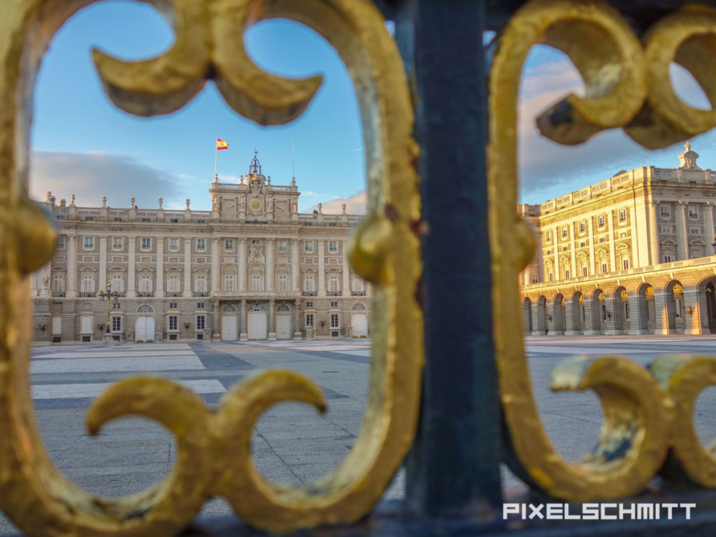 Blick auf den Königspalast von Madrid durch den Zaun - eine der Top-Sehenswürdigkeiten der Stadt