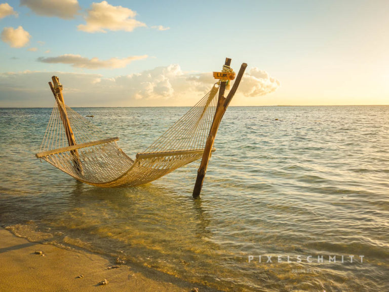 Hängematte im Wasser an einem Strand von Mauritius