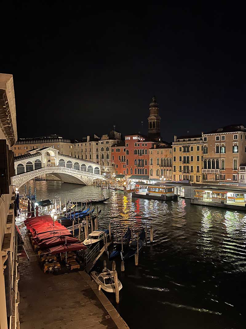 Rialtobrücke in Venedig bei Nacht