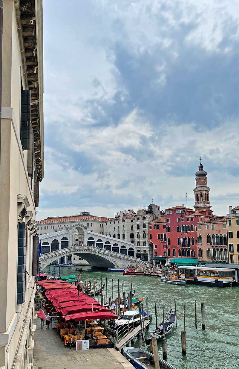 Hotel in Venedig mit Blick auf die Rialtobrücke