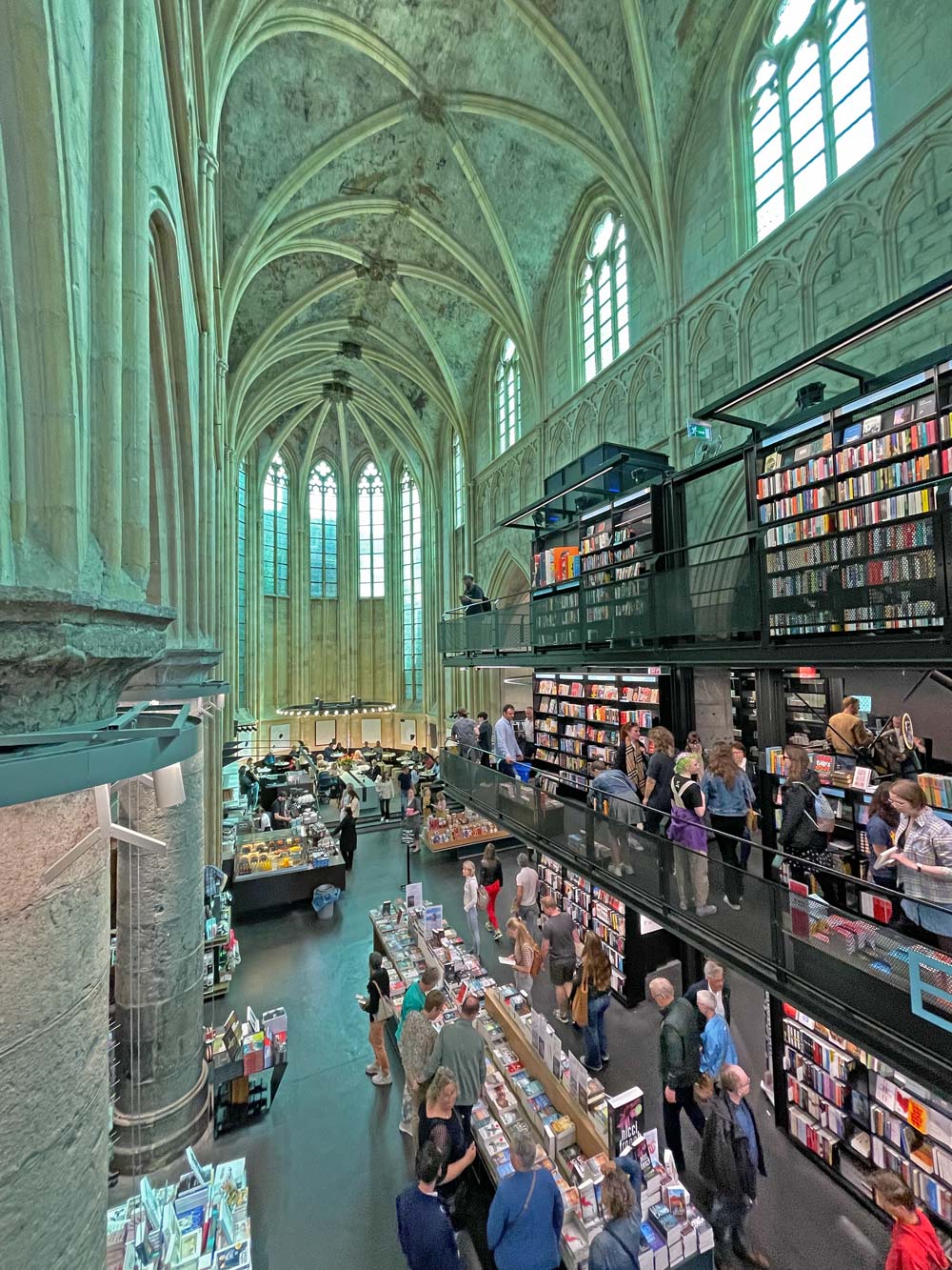 Buchhandlung in einer Kirche