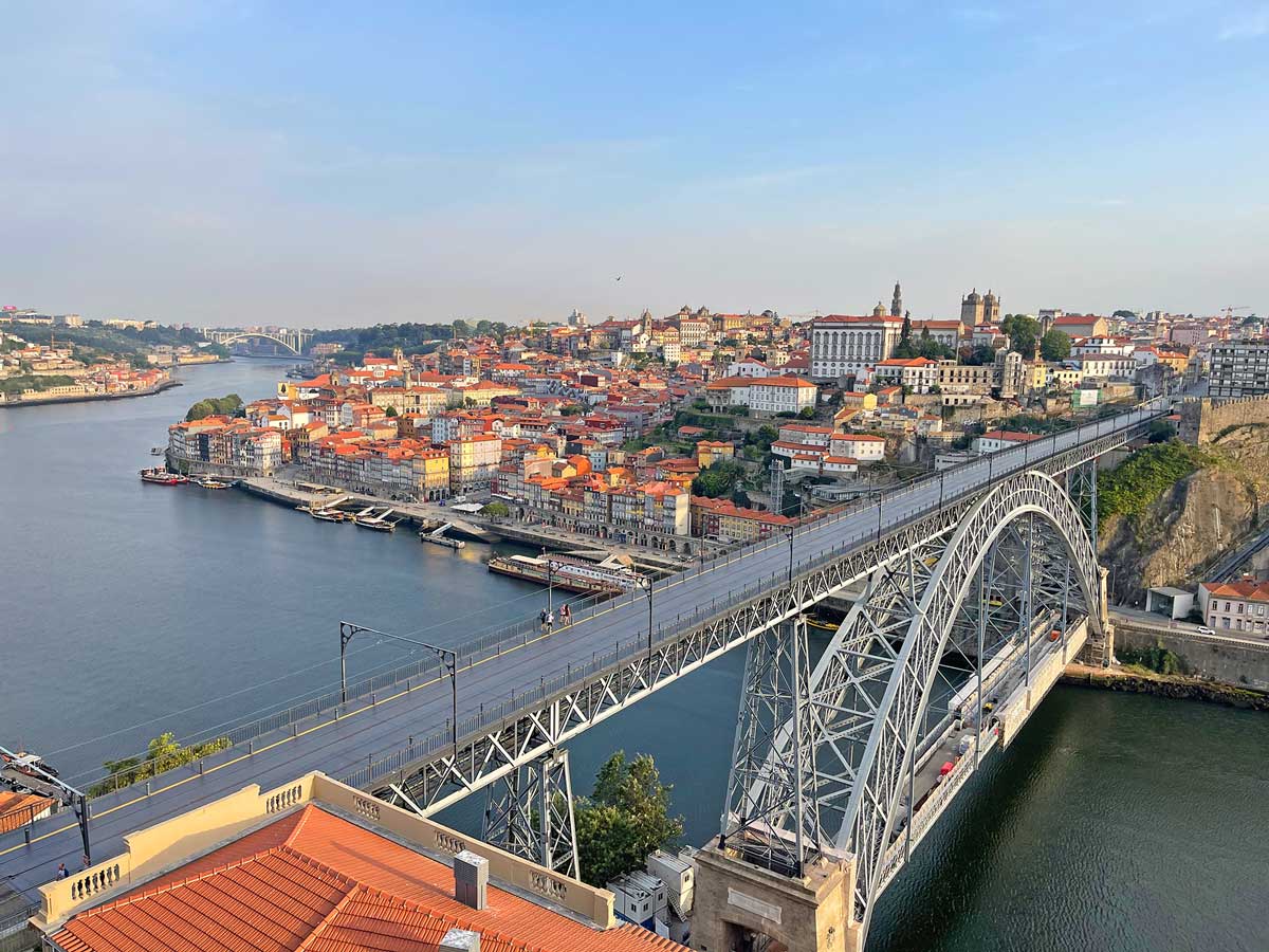 Ein Blick über den Fluss Douro und die Altstadt gehört zu den Highlights in Porto