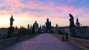 Die Karlsbrücke in Prag ist eine klassische Touristenfalle und vor allem bei Taschendieben sehr beliebt