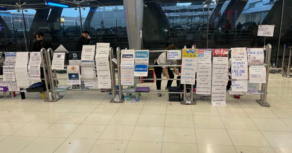 So wirst du am Flughafen Bangkok von den diversen Anbietern empfangen. Du suchst deinen Namen auf den Schildern und kurz danach holt dich der Fahrer ab.